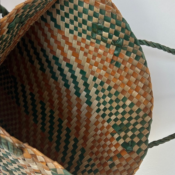 Elegant Woven Tote in Tan and Green - Picture 2 of 3
